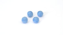 Visa bild, Upphängningkit med magnet 4-pack med små himmelsblå ullbollar från Wallie Design
